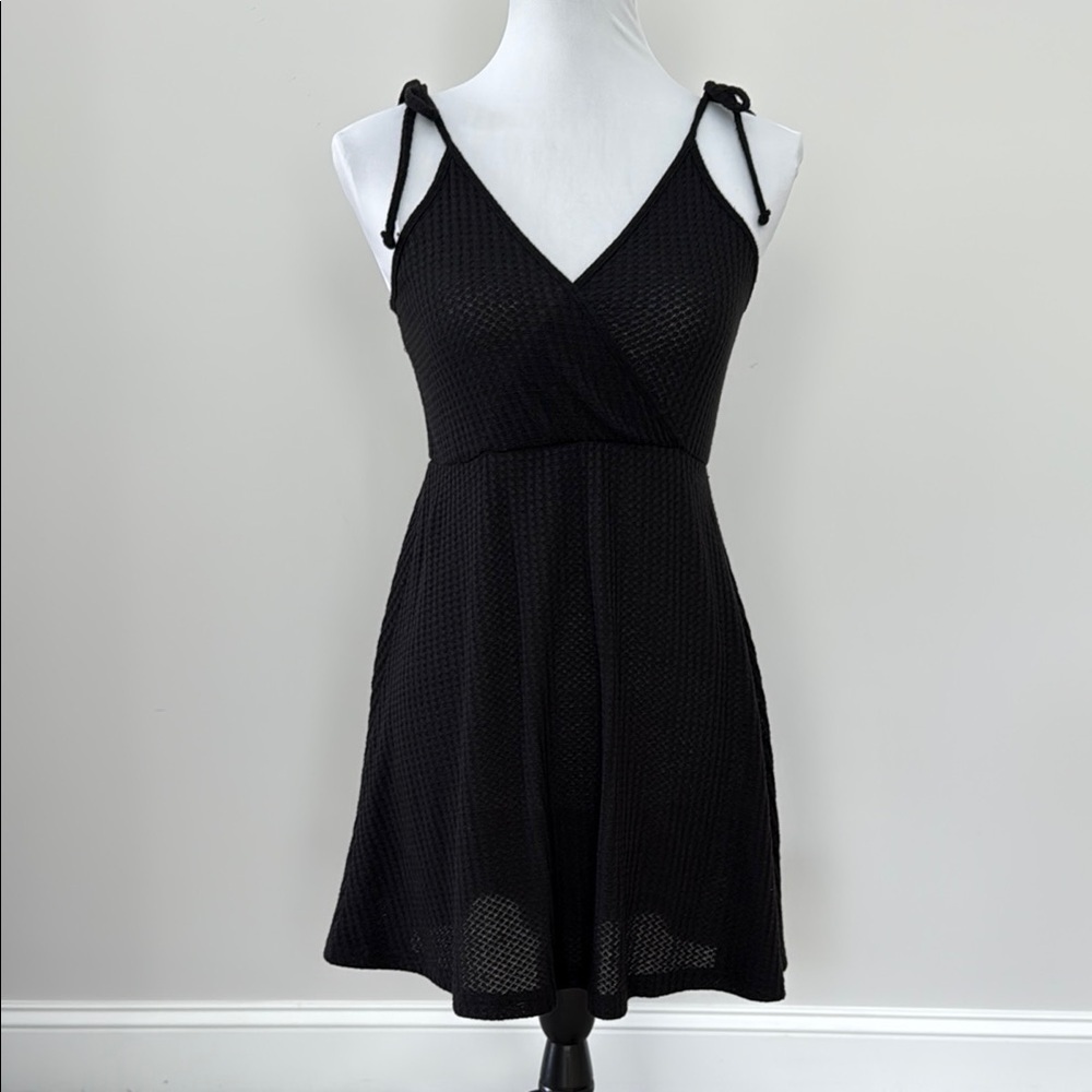 Black Mini Sundress with V-Neck and Spaghetti Straps‎